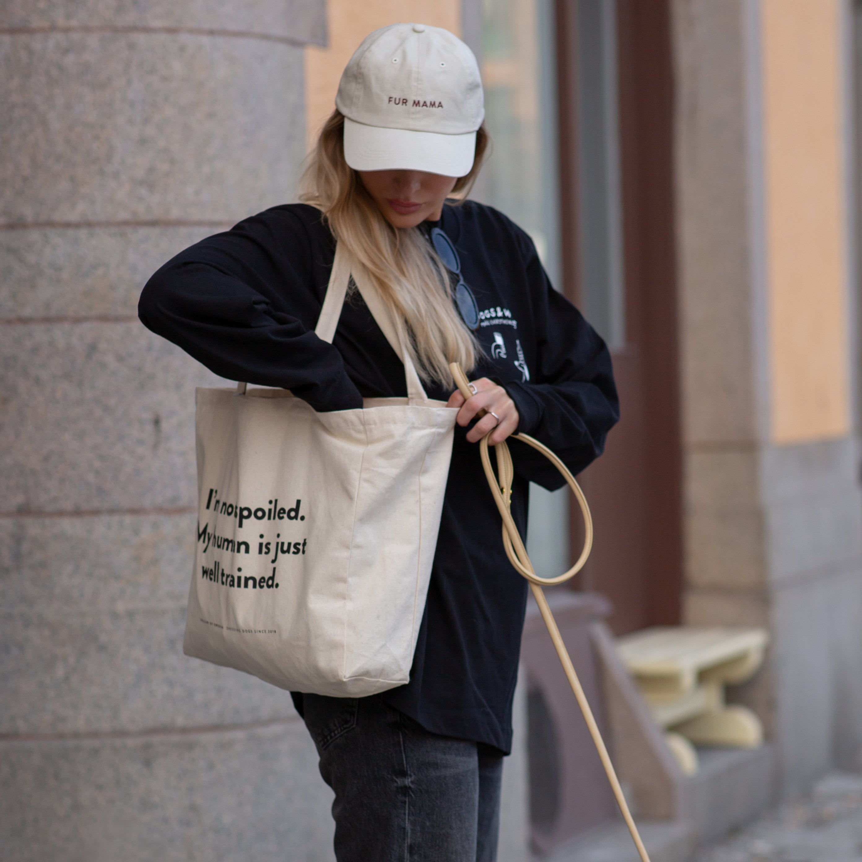 tote-bag-wearing-city-walk.jpg